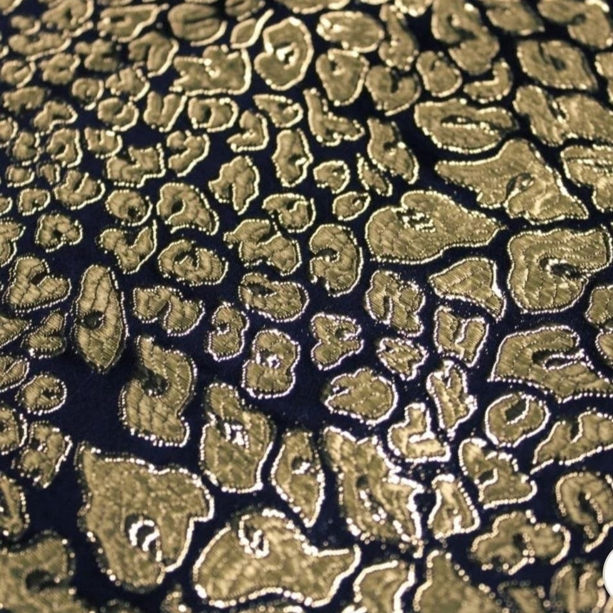 MØRKEBLÅ SATIN JACQUARD STOF MED GULD LEOPARDPLETTER (billede 3 af 3)