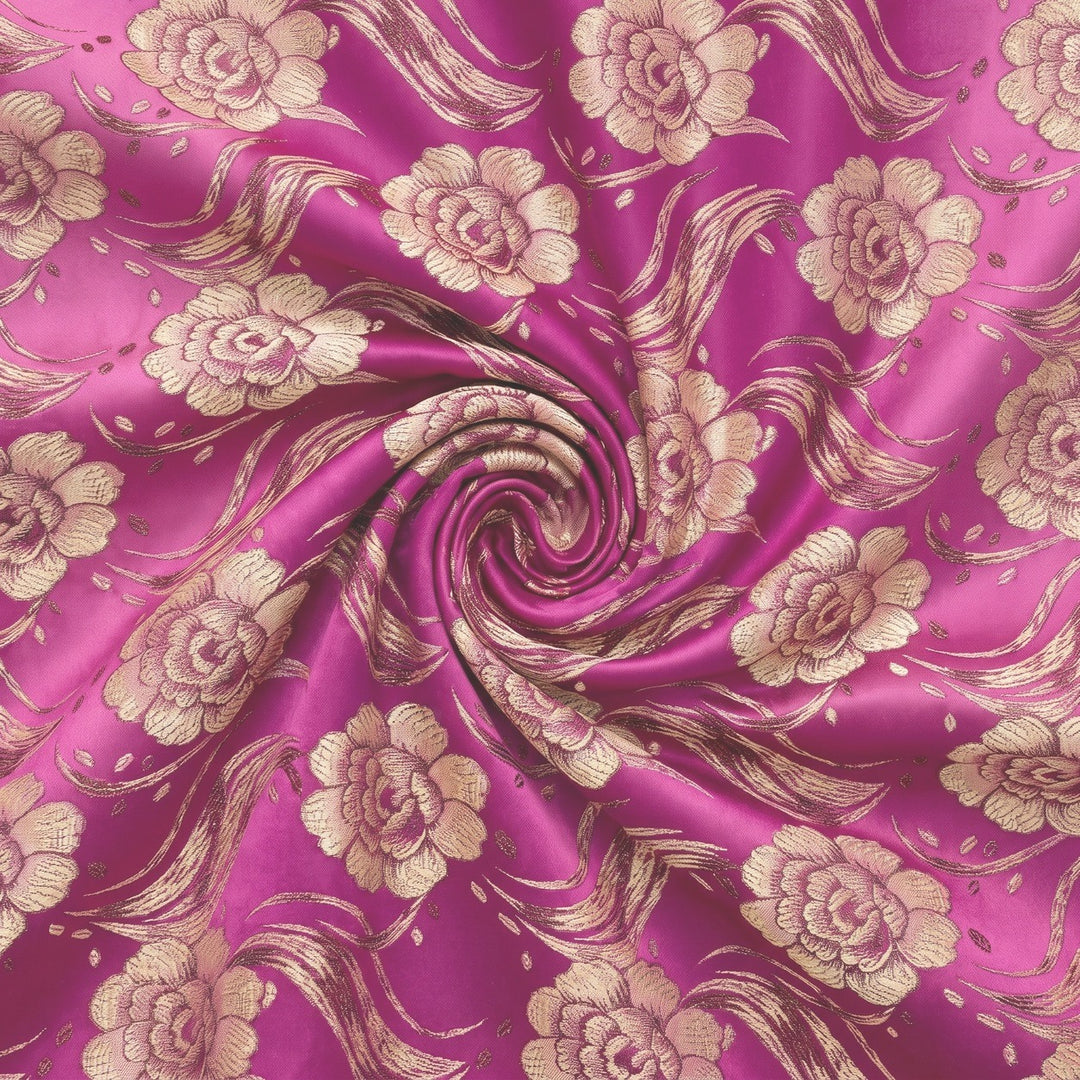 LILLA SATIN JACQUARD STOF MED BLOMSTER – stoffet samlet i en blød swirl, med det vævede mønster synligt (billede 1 af 3)