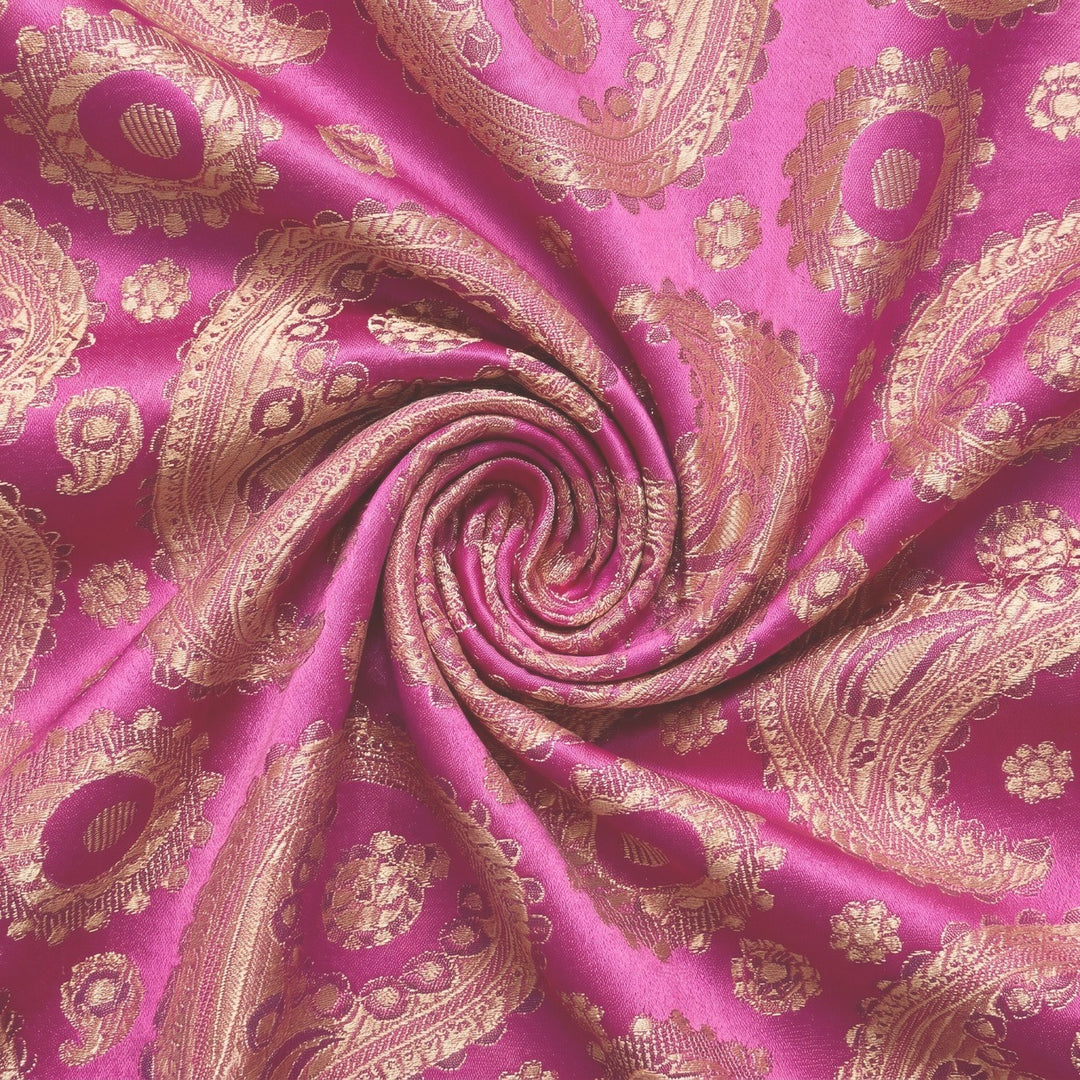 LILLA SATIN JACQUARD STOF MED PAISLEY MØNSTER – stoffet samlet i en blød swirl, med det vævede mønster synligt (billede 1 af 3)