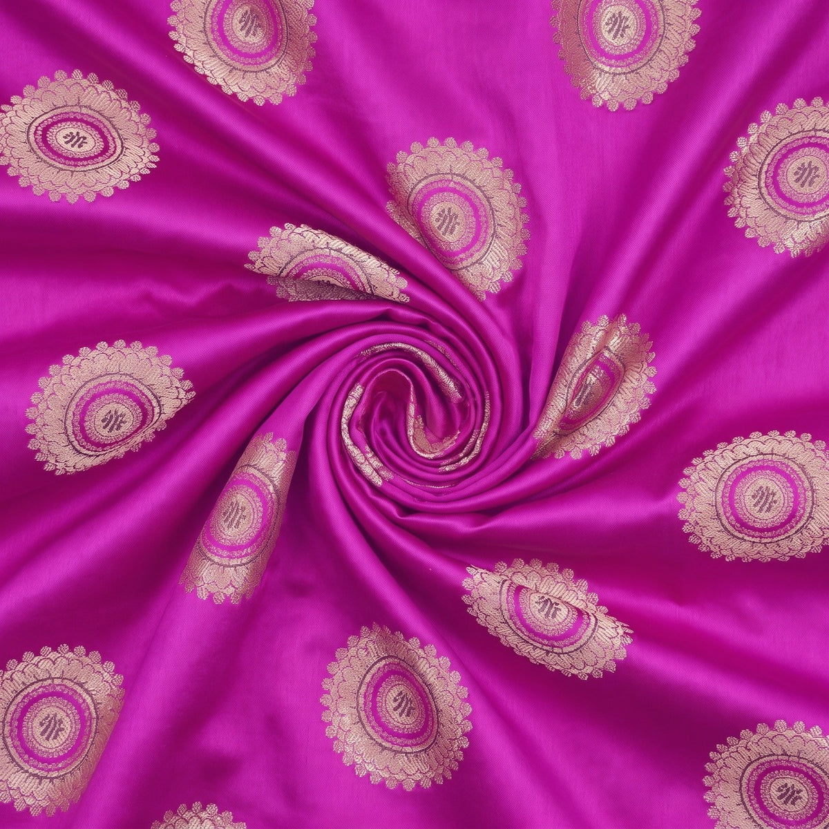 LILLA SATIN JACQUARD STOF MED SOLSIKKER – stoffet samlet i en blød swirl, med det vævede mønster synligt (billede 1 af 3)