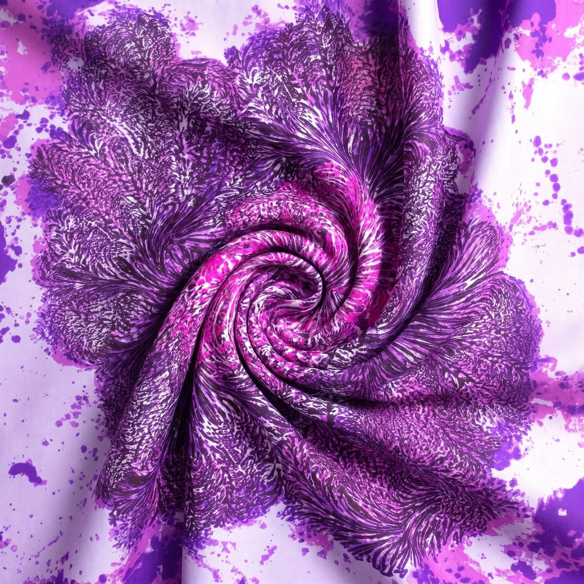 LILLA SILKE M. SORT MØNSTER – stoffet samlet i en blød swirl, med printet synligt (billede 1 af 3)