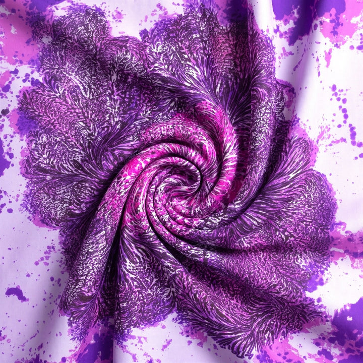 LILLA SILKE M. SORT MØNSTER – stoffet samlet i en blød swirl, med printet synligt (billede 1 af 3)