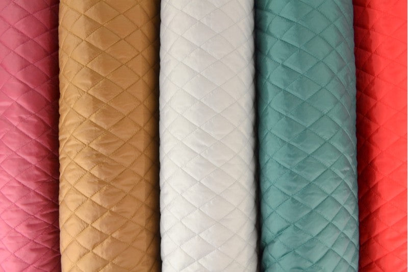 MØRK KARAMEL QUILT STOF MED VATTERET BAGSIDE