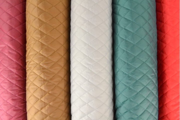 MØRK KARAMEL QUILT STOF MED VATTERET BAGSIDE