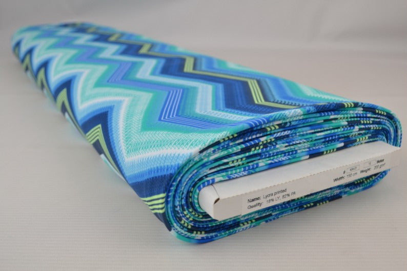 BLÅ LYCRA – CHEVRONSTRIBER, 4-VEJS STRÆK & HURTIGTØRRENDE