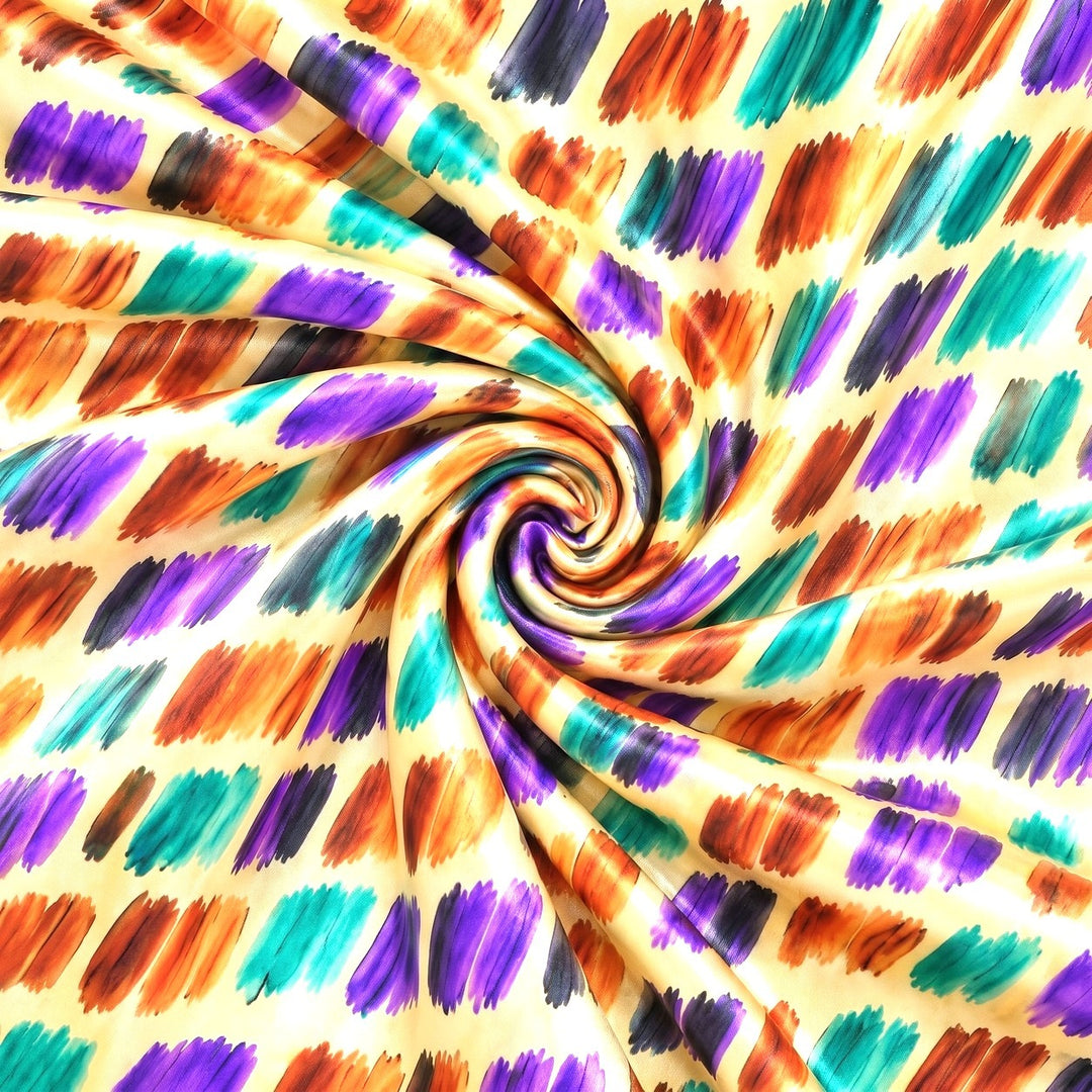 Lyse silke med penselstrøg – stoffet samlet i en blød swirl, med printet synligt (billede 1 af 3)