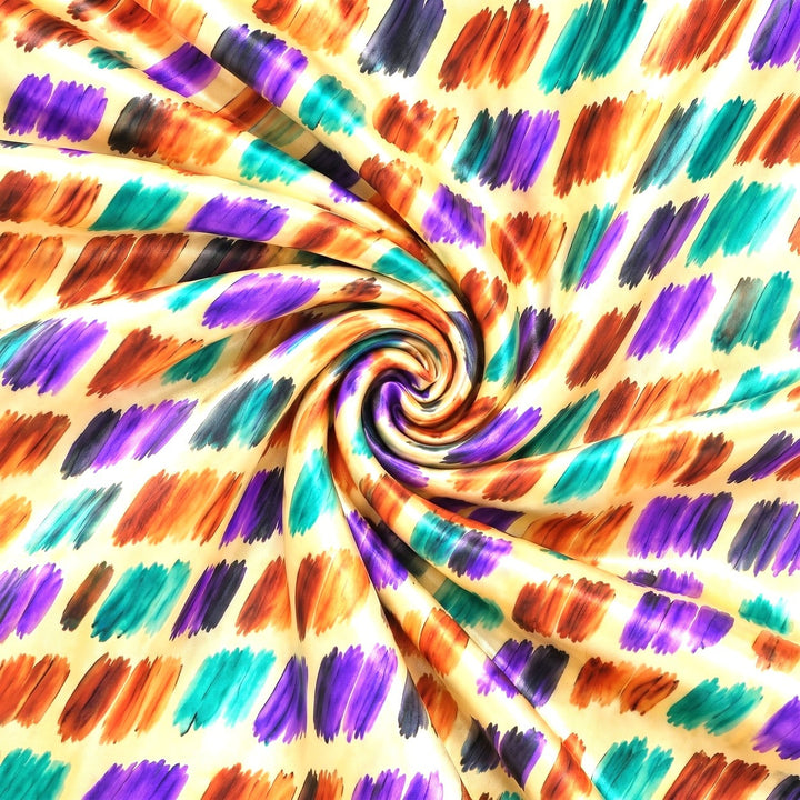 Lyse silke med penselstrøg – stoffet samlet i en blød swirl, med printet synligt (billede 1 af 3)