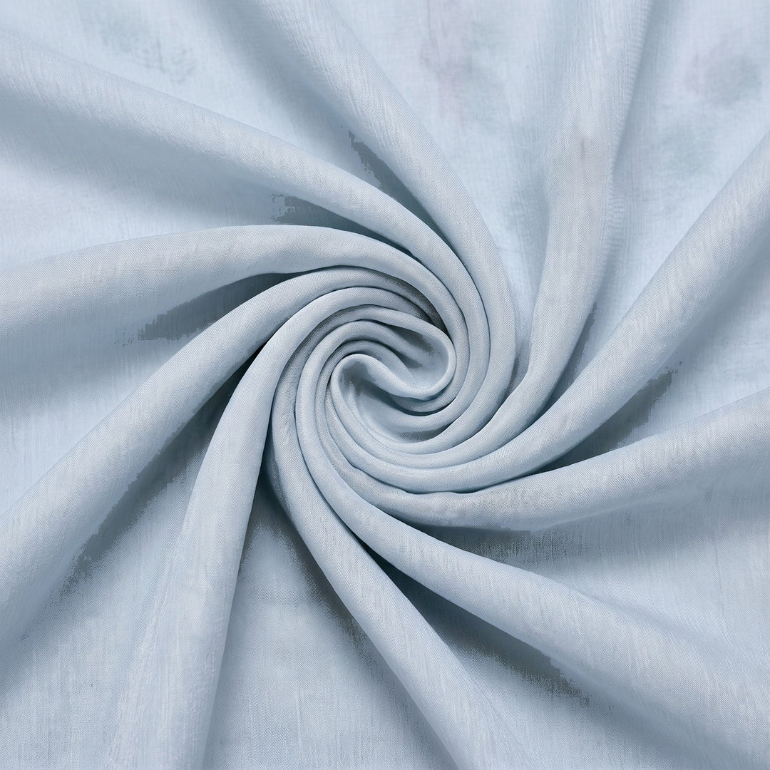 Lysegrå silke chiffon – stoffet samlet i en blød swirl med lyse misfarvninger i højre side (billede 1 af 2)