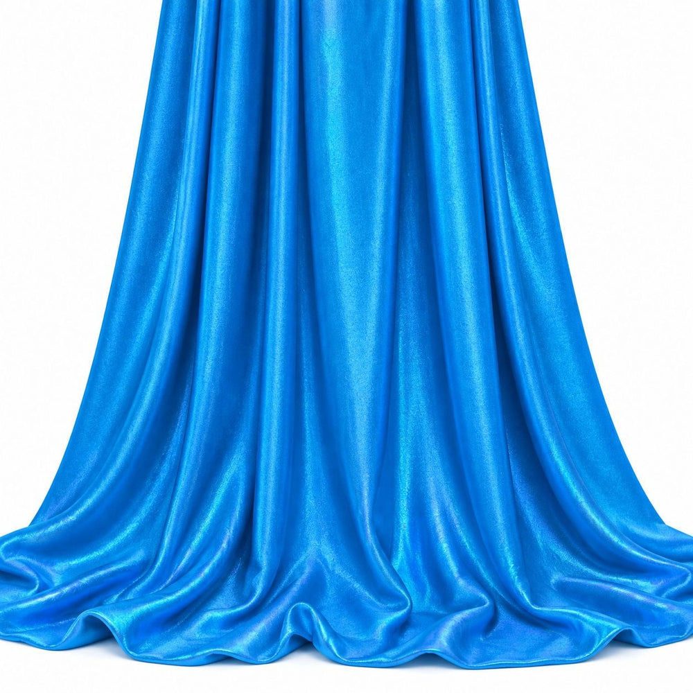 Metallic azure blå foil stof — hængende og draperet, folien fanger lyset