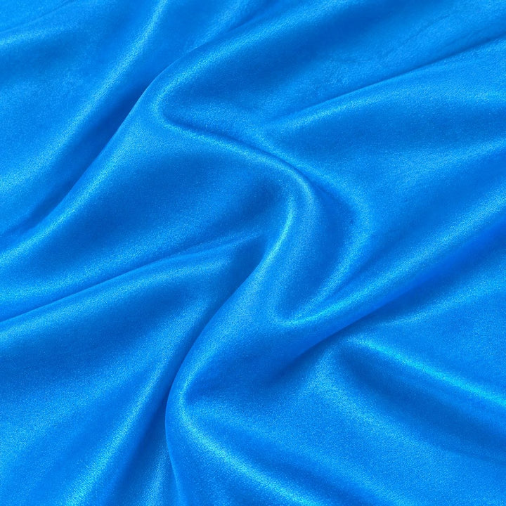 Metallic azure blå foil stof — nærbillede af foliens struktur og glans