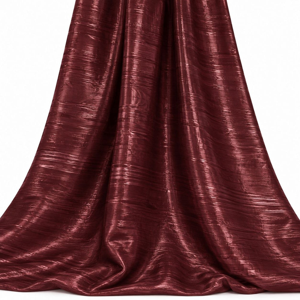 Metallic bordeaux foil stof — hængende og draperet, folien fanger lyset