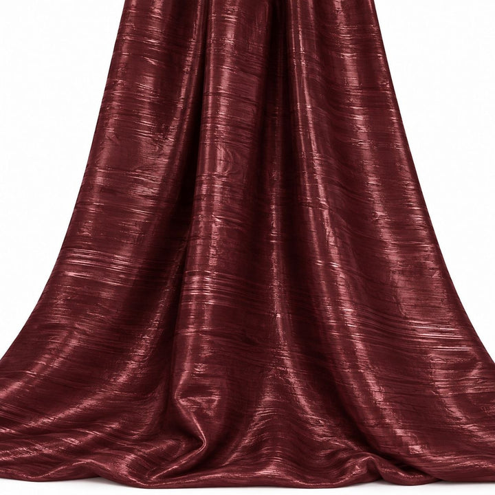 Metallic bordeaux foil stof — hængende og draperet, folien fanger lyset