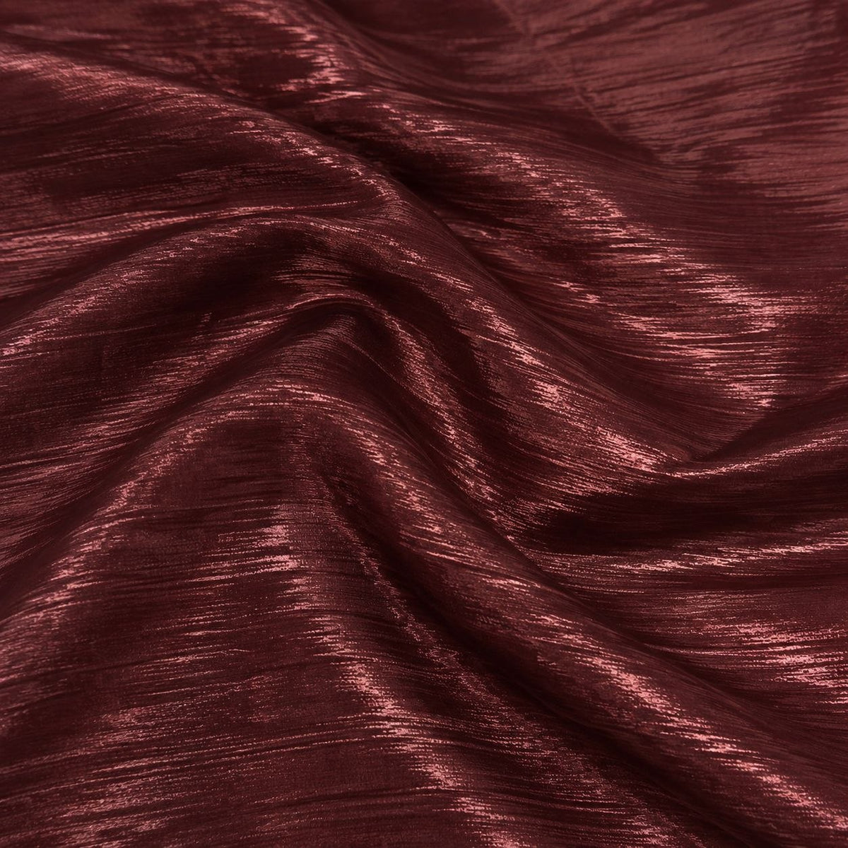 Metallic bordeaux foil stof — nærbillede af foliens struktur og glans