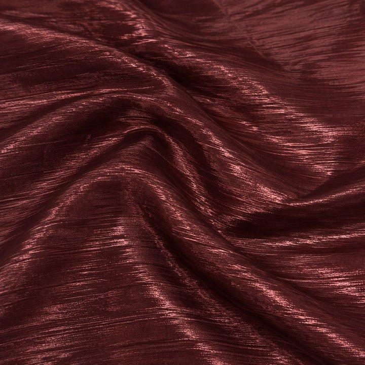 Metallic bordeaux foil stof — nærbillede af foliens struktur og glans