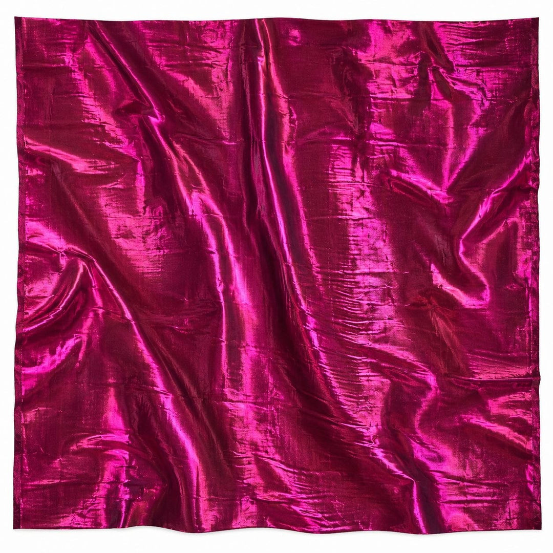 Metallic fuchsia foil stof — stoffet liggende fladt med bløde folder