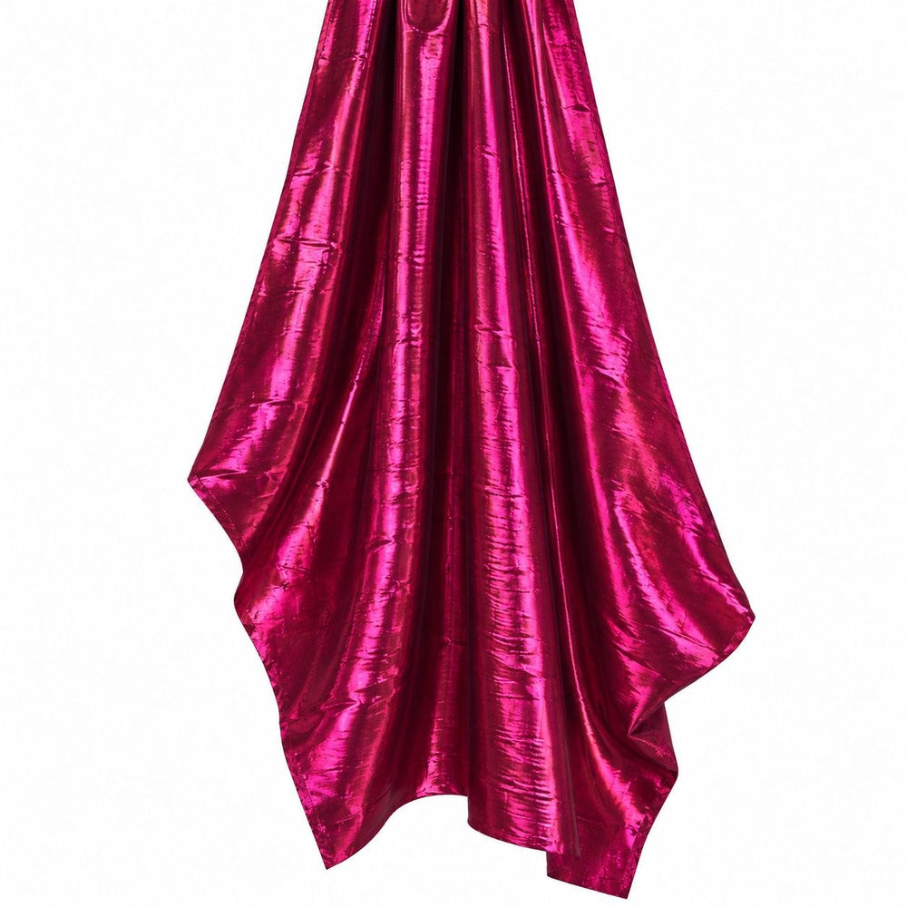 Metallic fuchsia foil stof — hængende og draperet, folien fanger lyset