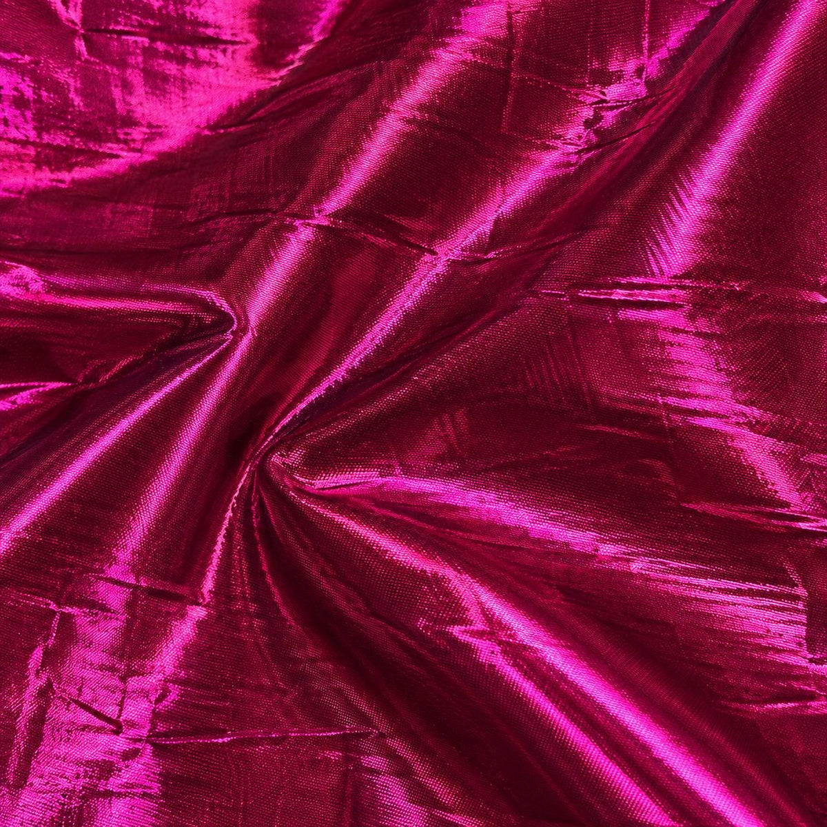 Metallic fuchsia foil stof — nærbillede af foliens struktur og glans