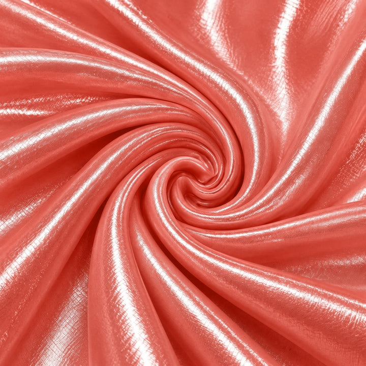 Metallic koral rosa foil stof — stoffet arrangeret i spiralform med bløde folder