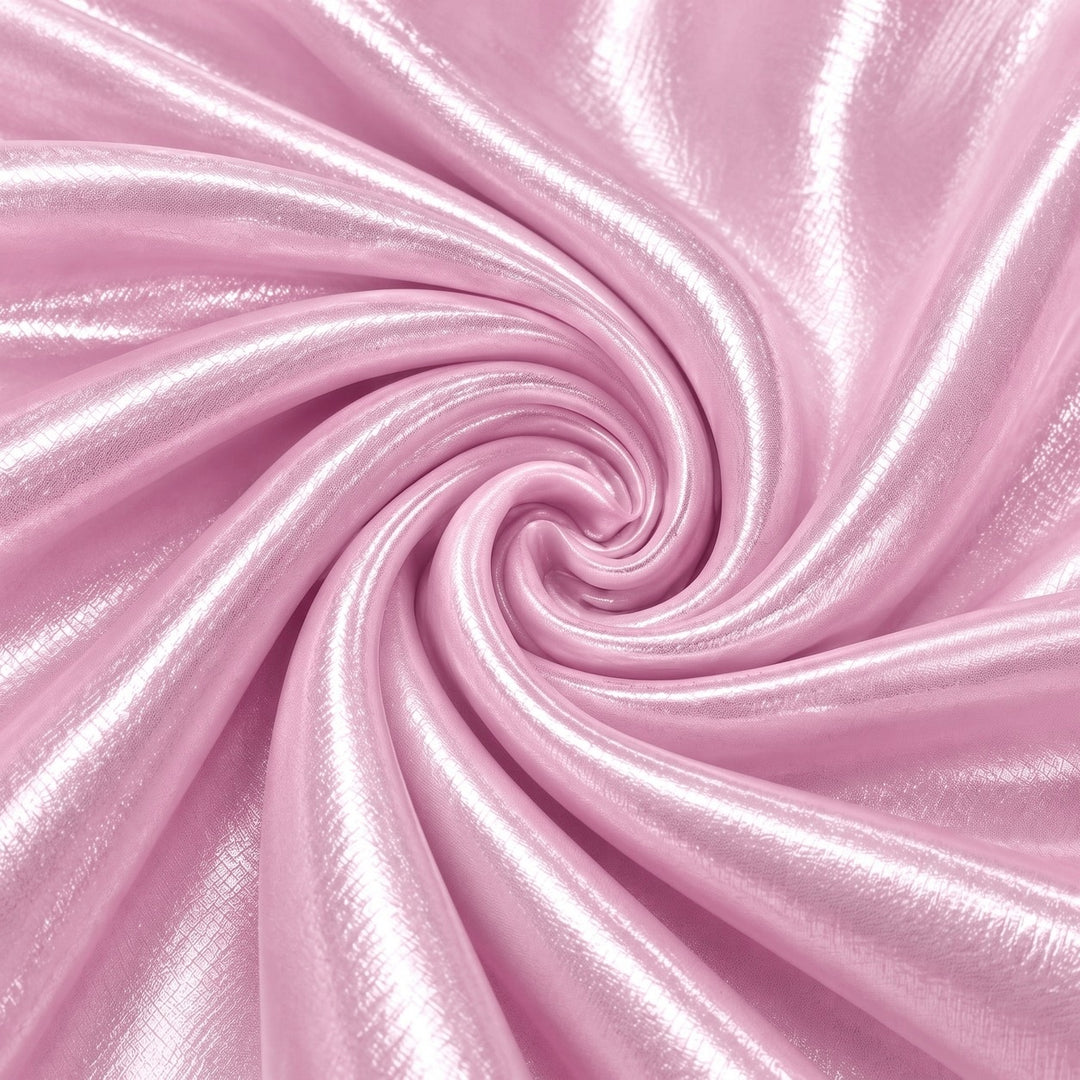 Metallic lyserosa foil stof — stoffet arrangeret i spiralform med bløde folder