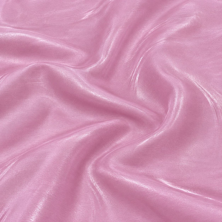 Metallic lyserosa foil stof — nærbillede af foliens struktur og glans