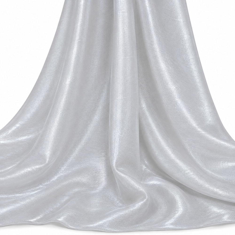 Metallic perlehvid foil stof — hængende og draperet, folien fanger lyset