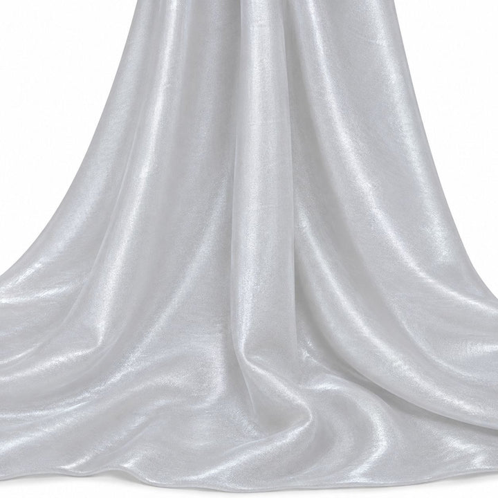 Metallic perlehvid foil stof — hængende og draperet, folien fanger lyset
