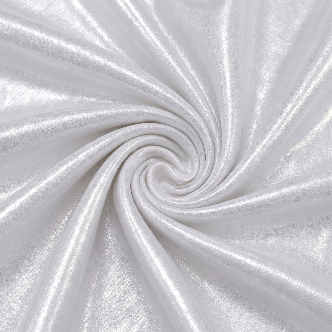 Sølvgrå foil stof — stoffet arrangeret i spiralform med bløde folder