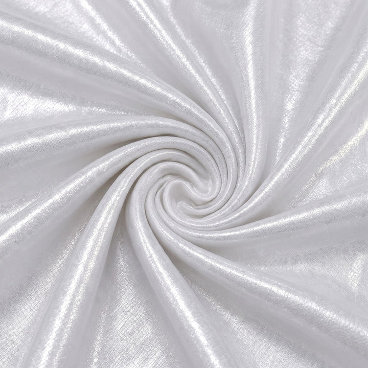 Sølvgrå foil stof — stoffet arrangeret i spiralform med bløde folder