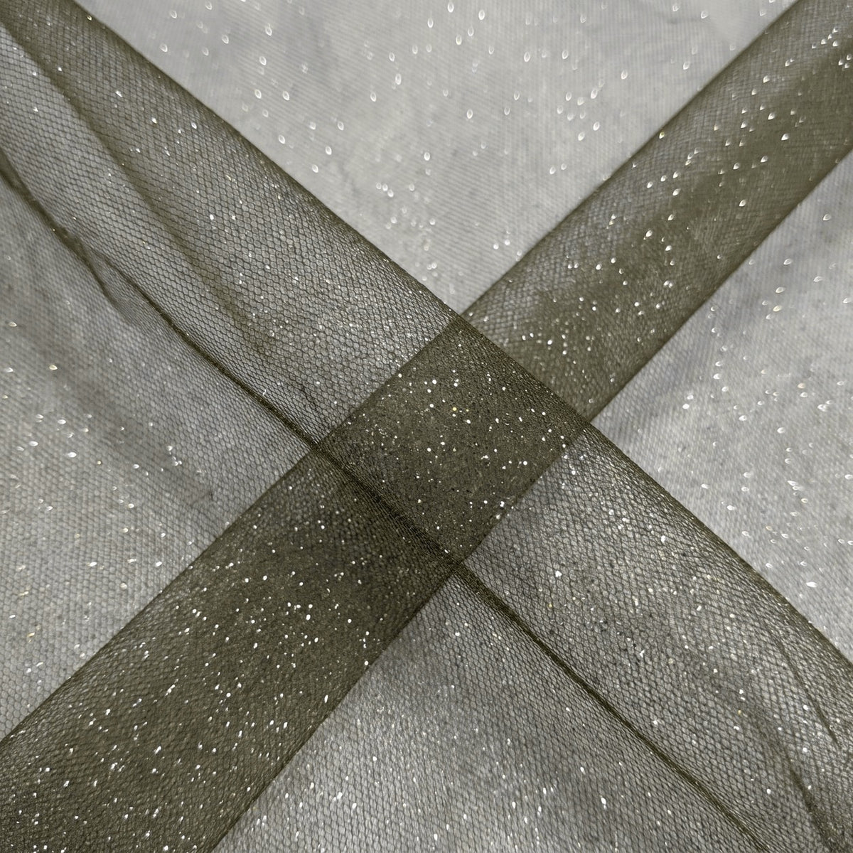 Mørk olivengrøn glitter tyl med metallic — nærbillede af netstruktur og glitter