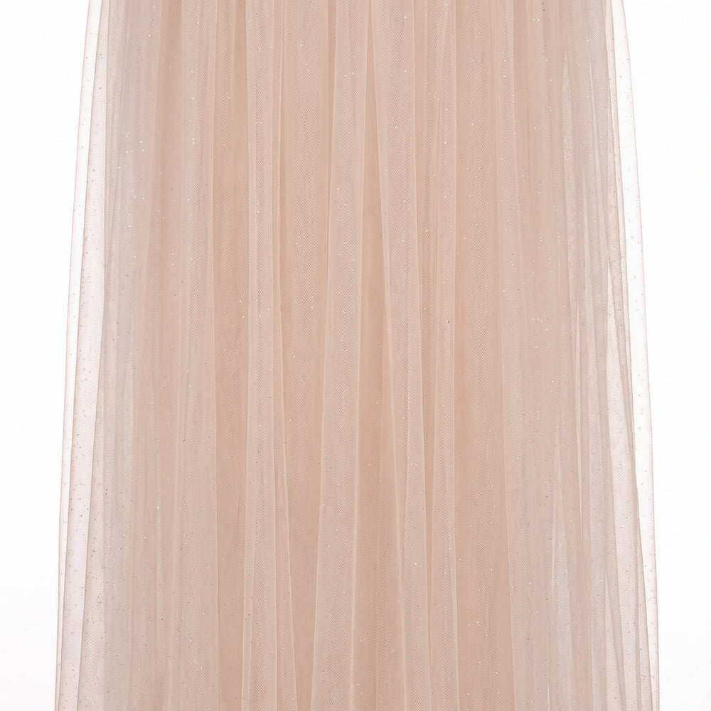 Nude glitter tyl med metallic — stoffet hængende og draperet, glitter fanger lyset