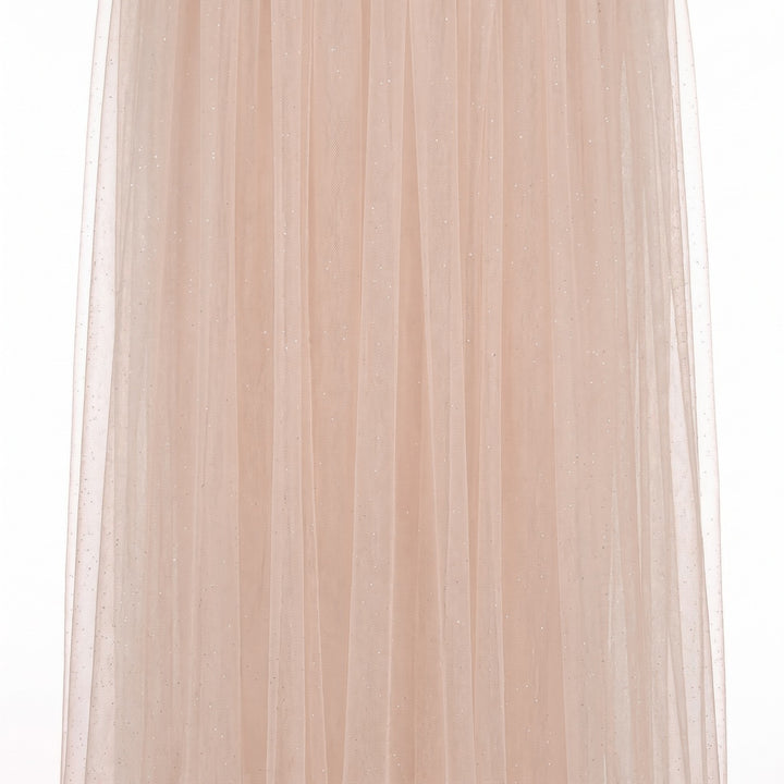 Nude glitter tyl med metallic — stoffet hængende og draperet, glitter fanger lyset