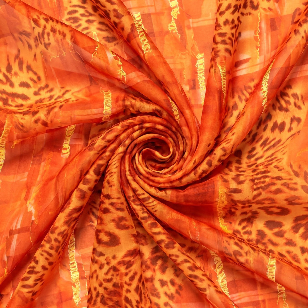 ORANGE SILKE M. LEOPARD MØNSTER – stoffet samlet i en blød swirl, med printet synligt (billede 1 af 3)