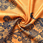ORANGE SILKE MED BLOMSTERPRINT