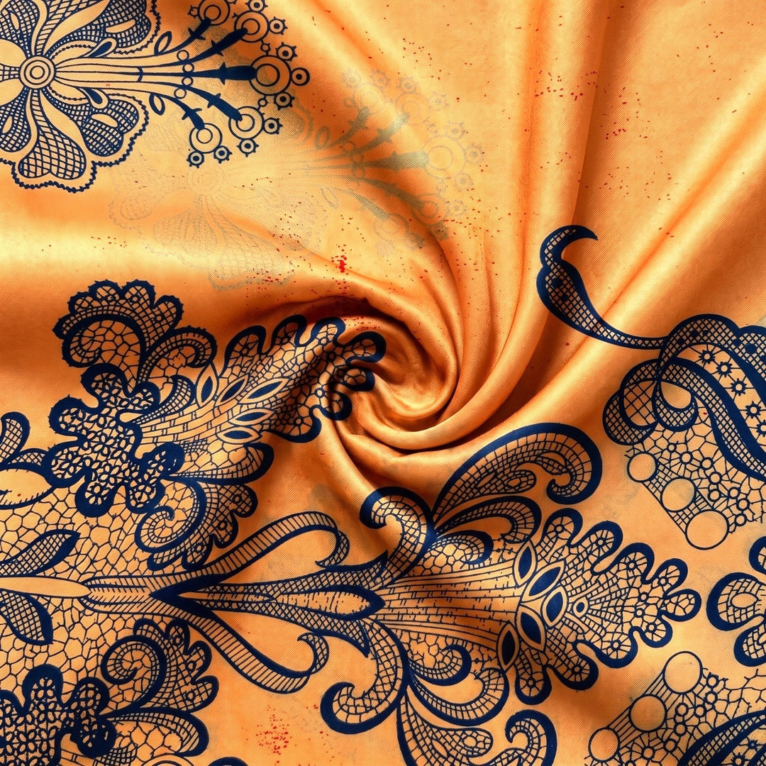 Orange silke med mørkeblåt blomsterprint – hele mønstret – stoffet samlet i en blød swirl, med printet synligt (billede 1 af 3)