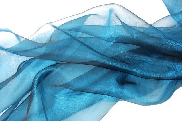 SAFIRBLÅ ORGANZA – TRANSPARENT & SKINNENDE
