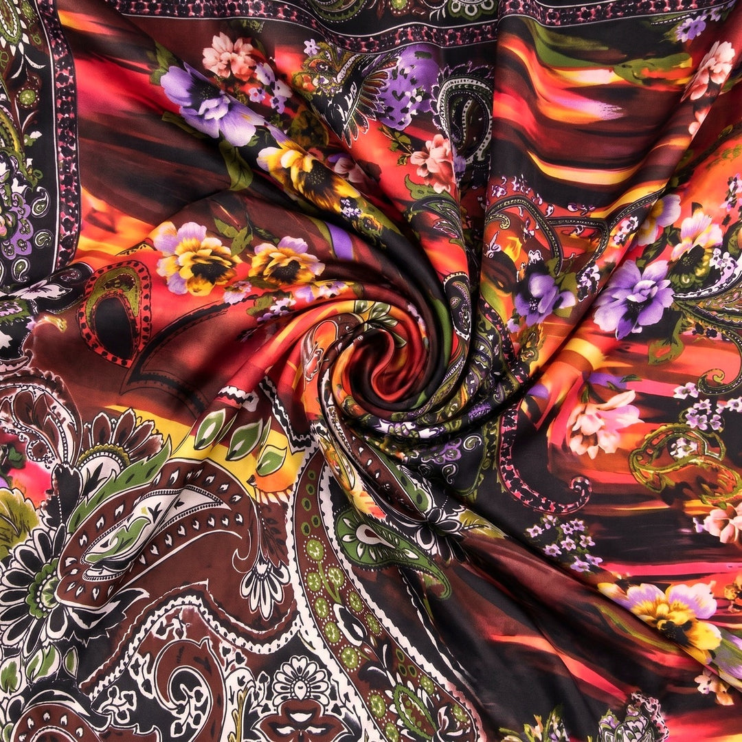 PAISLEY POLYESTERSTOF – BORDEAUX/ORANGE/GRØN MULTI – stoffet samlet i en blød swirl, med printet synligt (billede 1 af 3)