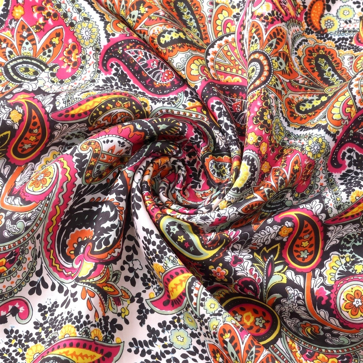 PAISLEY POLYESTERSTOF – PINK/ORANGE/MINT MULTI – stoffet samlet i en blød swirl, med printet synligt (billede 1 af 3)