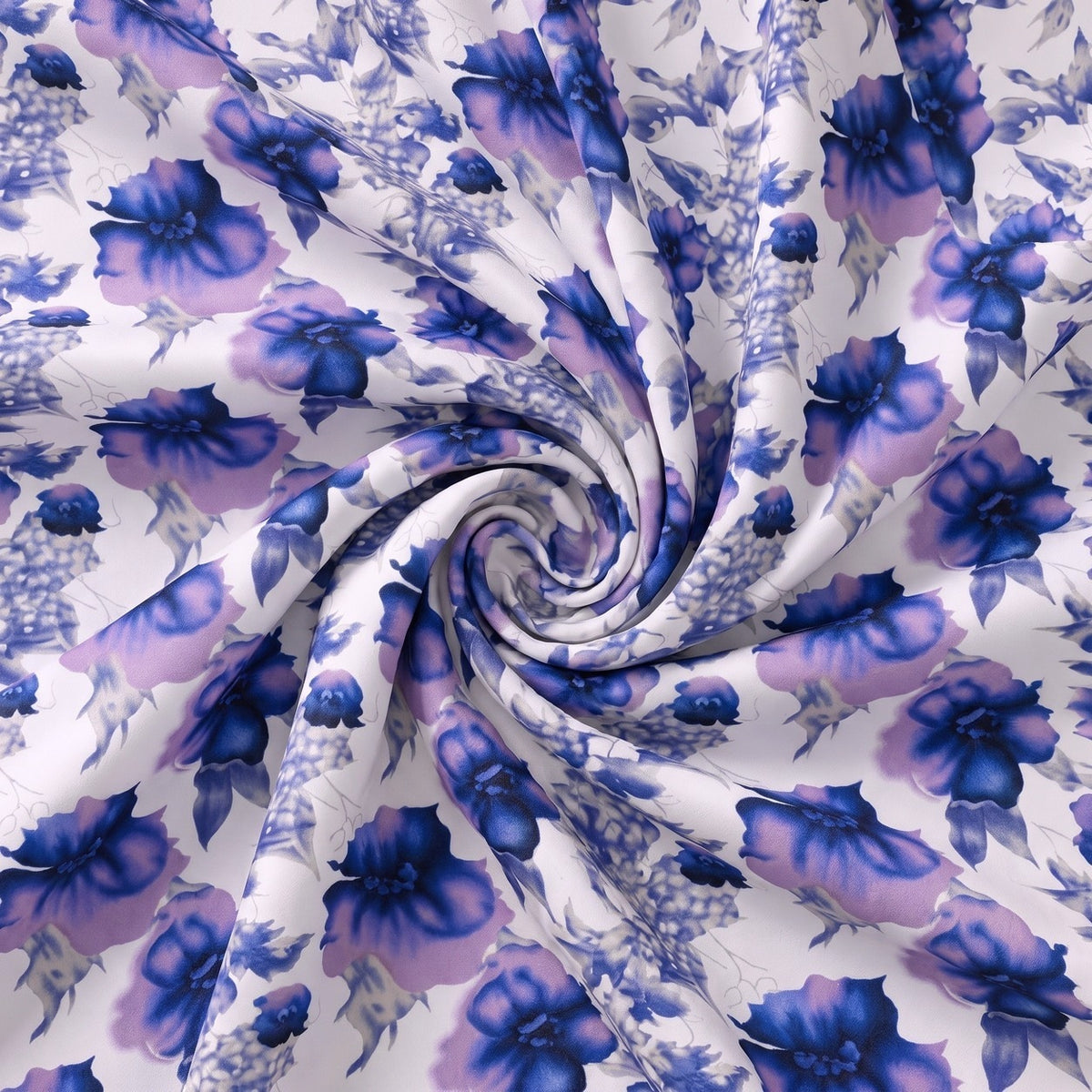POLYESTERSTOF MED BLOMSTER – BLÅ/HVID – stoffet samlet i en blød swirl, med blomsterprintet synligt – stoffet samlet i en blød swirl, med printet synligt (billede 1 af 3)