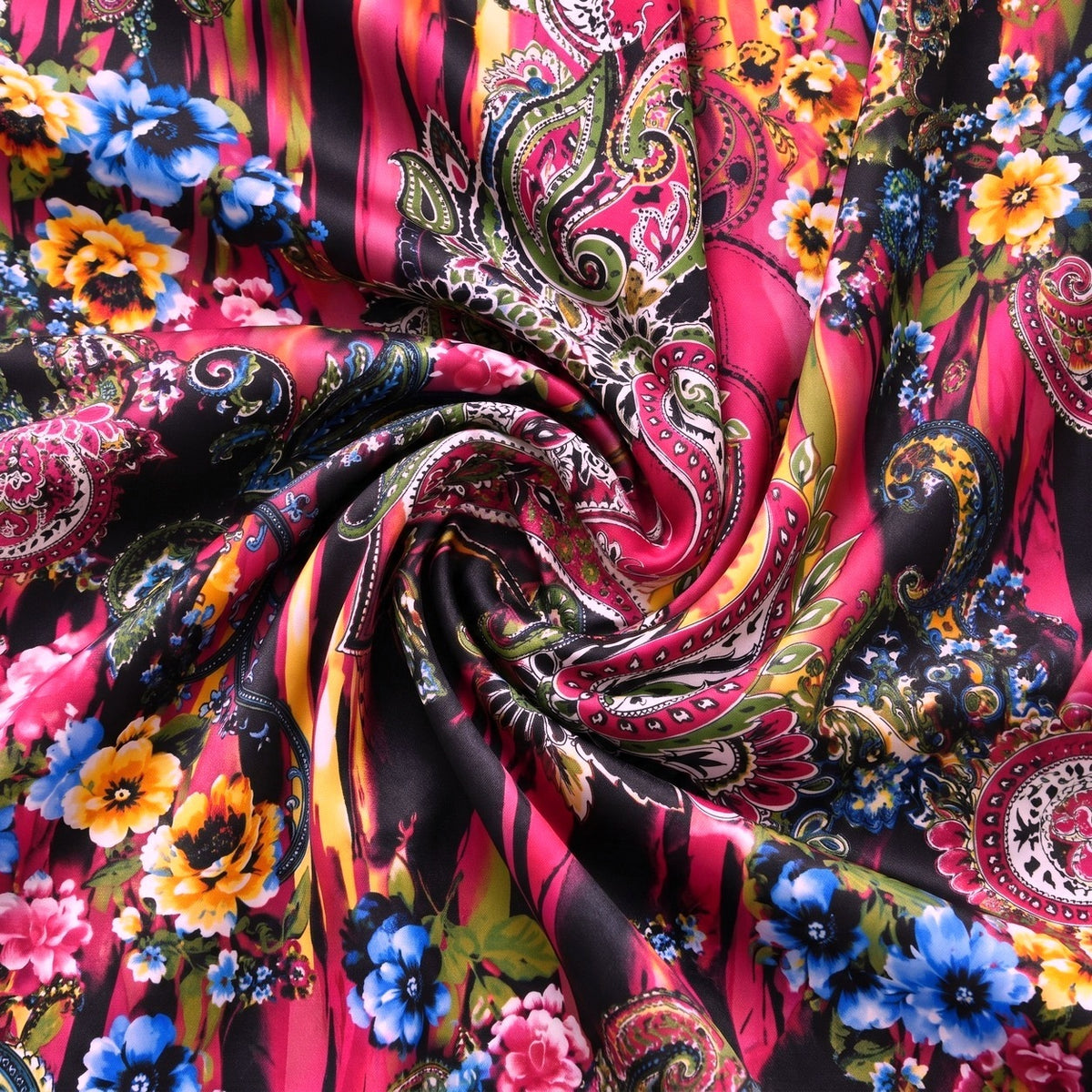 POLYESTERSTOF MED PAISLEY OG BLOMSTER – PINK/MULTI – stoffet samlet i en blød swirl, med paisley- og blomsterprintet synligt – stoffet samlet i en blød swirl, med printet synligt (billede 1 af 3)