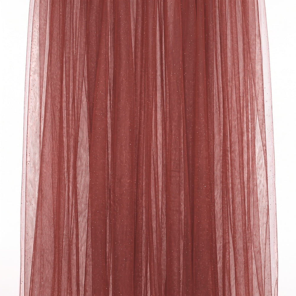Rød glitter tyl med metallic — stoffet hængende og draperet, glitter fanger lyset