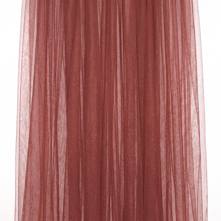 Rød glitter tyl med metallic — stoffet hængende og draperet, glitter fanger lyset