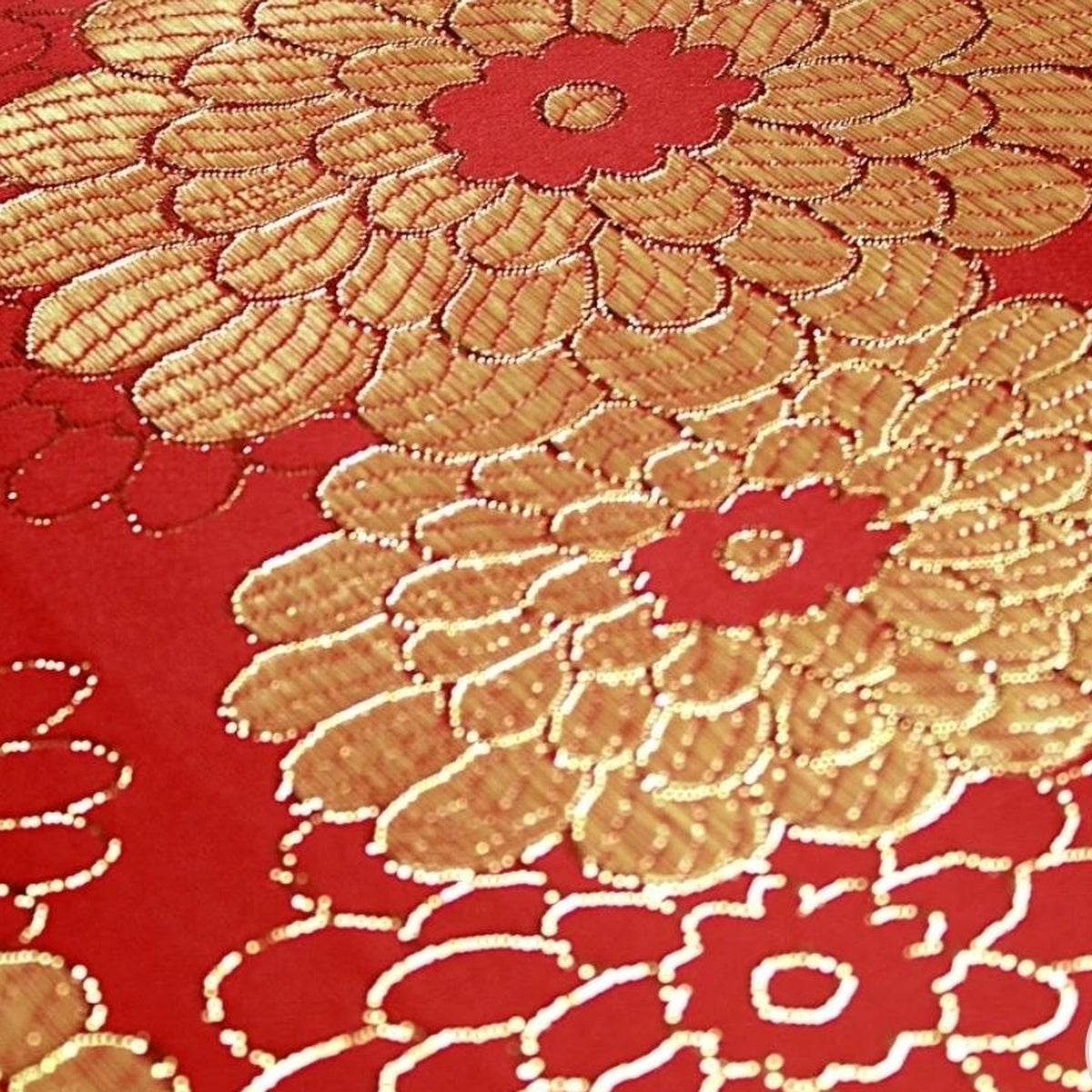 RØD SATIN JACQUARD STOF MED MORGENFRUER (billede 3 af 3)