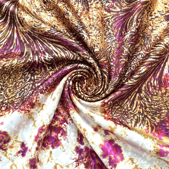 RØD OG BRONZEFARVET SILKE M. SORT MØNSTER – stoffet samlet i en blød swirl, med printet synligt (billede 1 af 3)