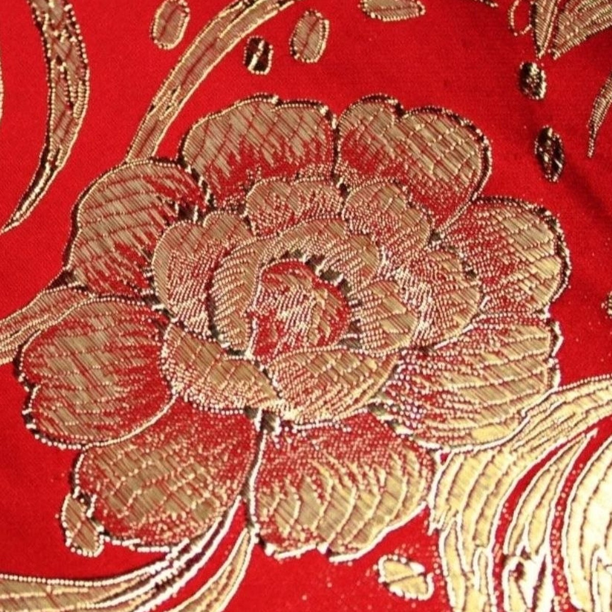 RØD SATIN JACQUARD STOF MED BLOMSTER (billede 3 af 3)