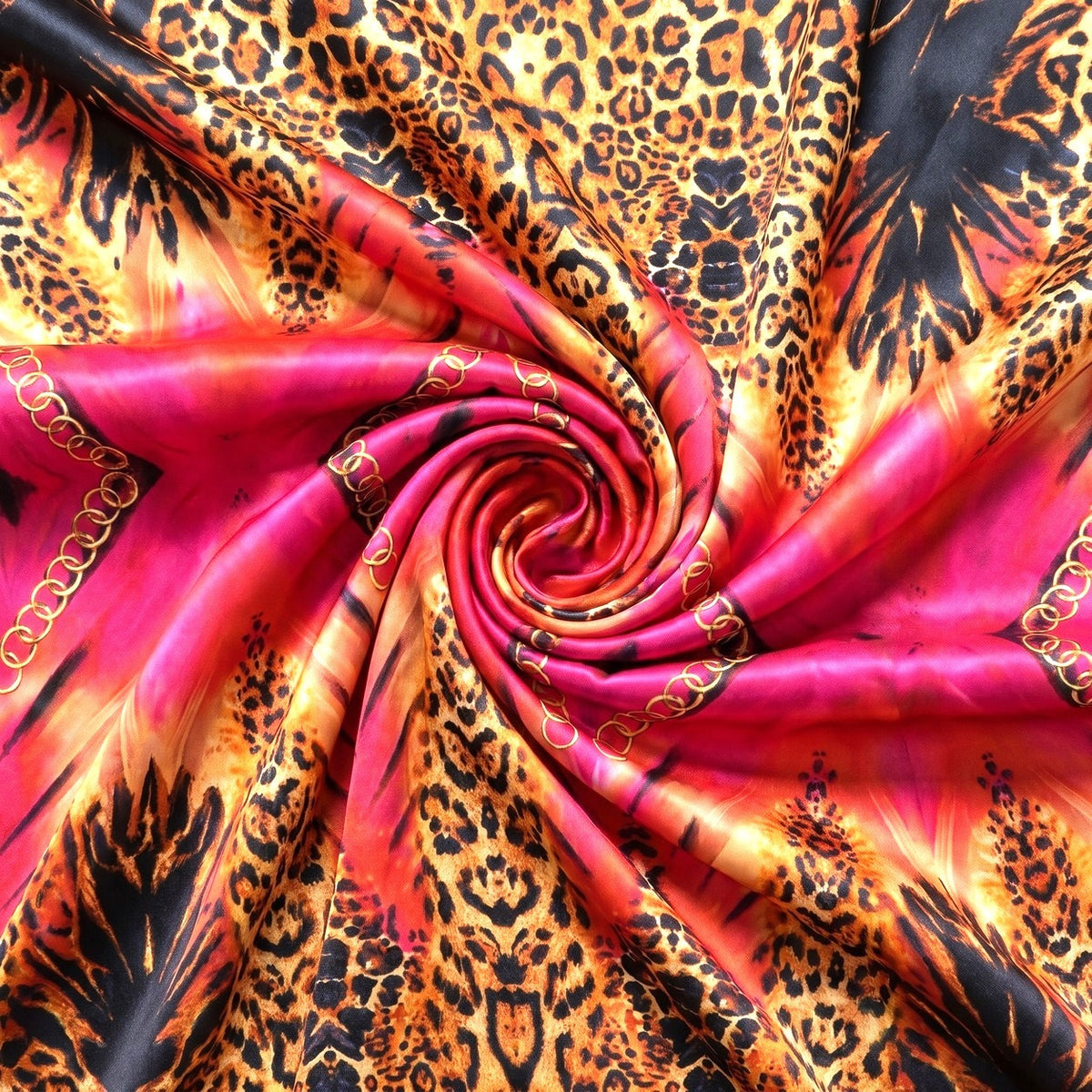 RØD SILKE M. LEOPARD MØNSTER – stoffet samlet i en blød swirl, med printet synligt (billede 1 af 3)