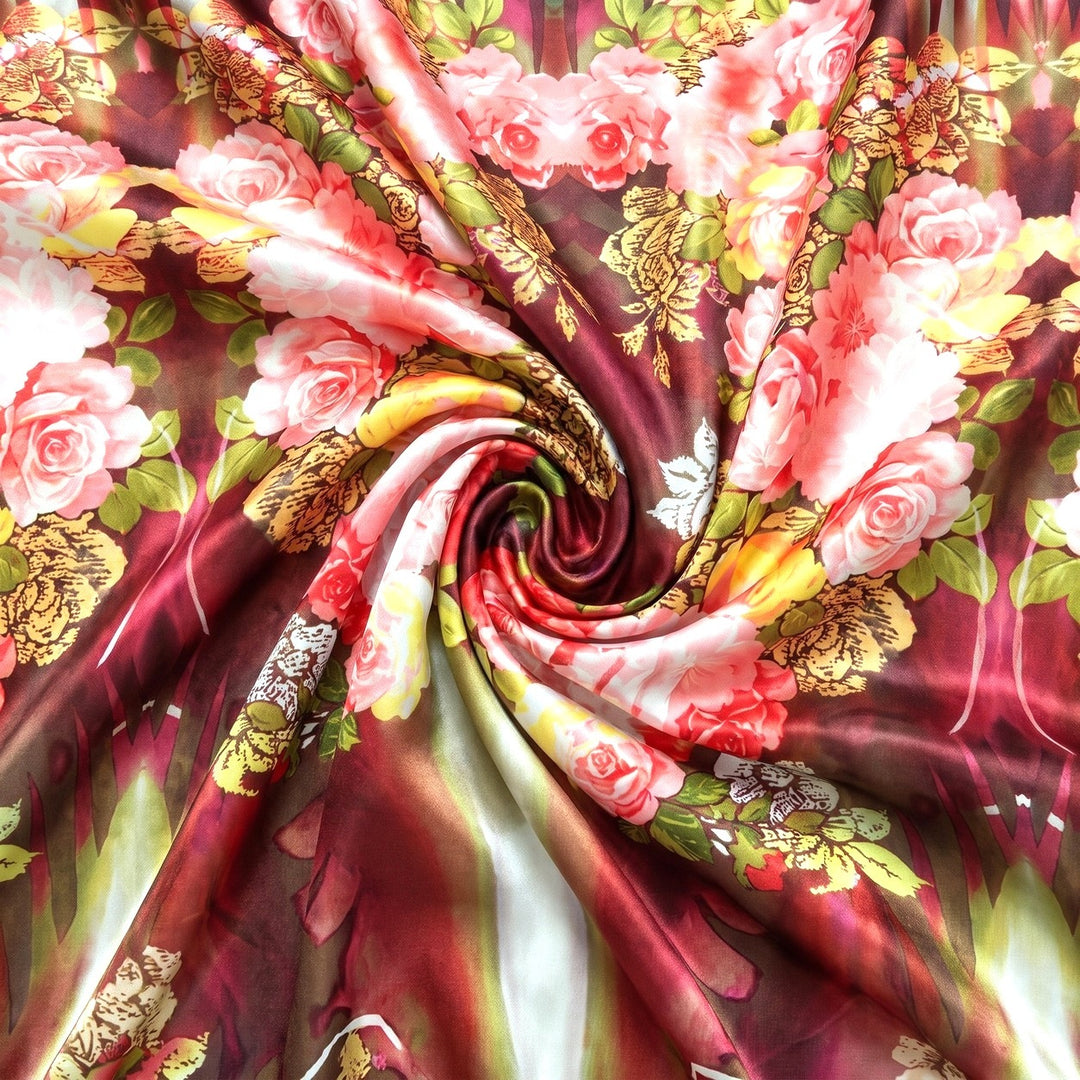 RØD SILKE M. ROSER – stoffet samlet i en blød swirl, med printet synligt (billede 1 af 3)