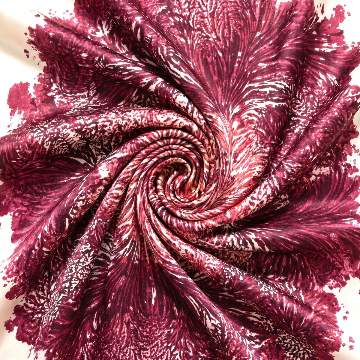 RØD SILKE M. SORT MØNSTER – stoffet samlet i en blød swirl, med printet synligt (billede 1 af 3)