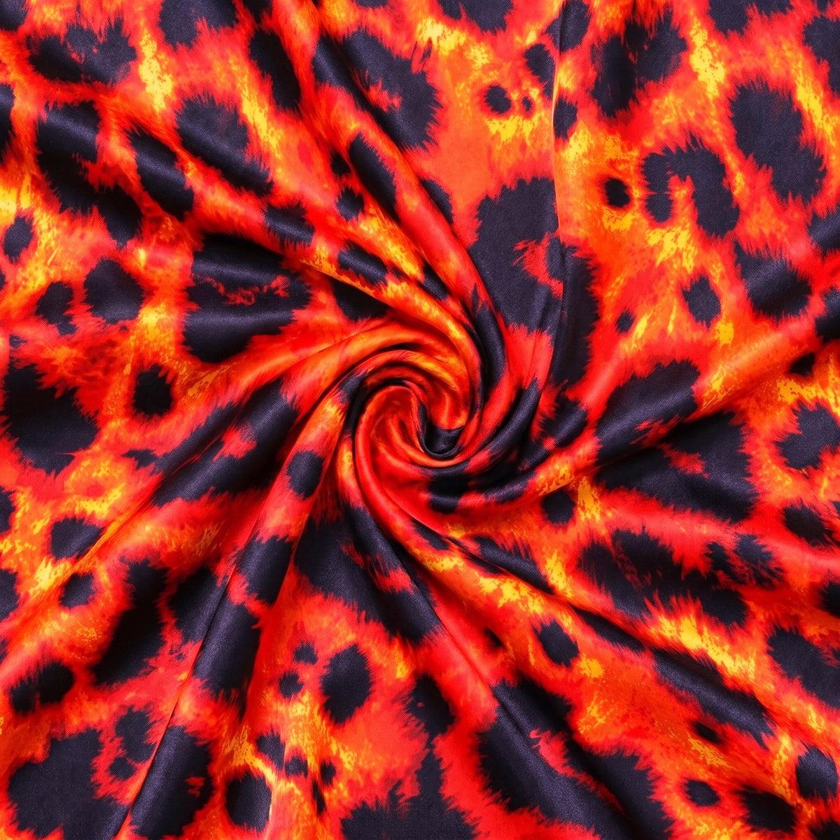 RØD OG ORANGE SILKE M. LEOPARD MØNSTER – stoffet samlet i en blød swirl, med printet synligt (billede 1 af 3)