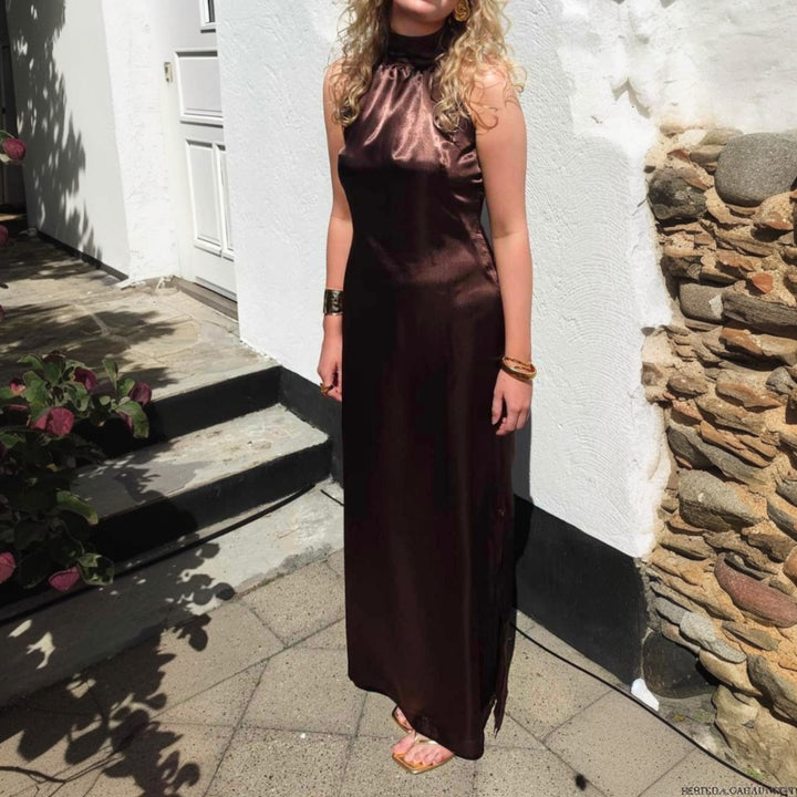 MØRK PETROLEUMSBLÅ SATIN STOF – LET & GLANSFULDT