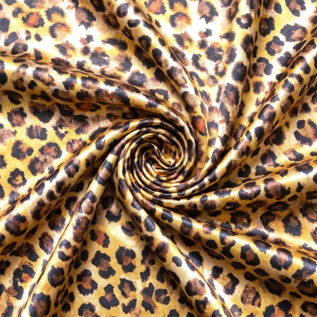 SILKE M. LEOPARD PRINT – stoffet samlet i en blød swirl, med printet synligt (billede 1 af 3)